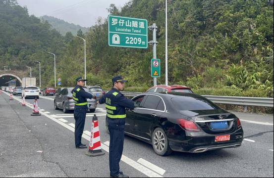 此外,还在路面易缓行的隧道调头位设置了8个联合执勤
