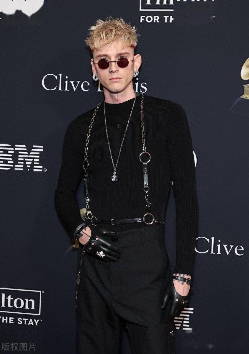 枪爷亮相第66届格莱美奖预热晚会