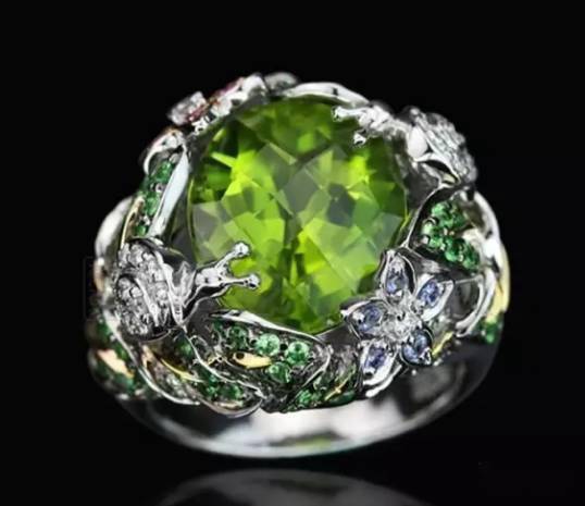 经过"火"的锻造,橄榄石呈现出耀眼的绿色,玻璃光泽,美丽异常