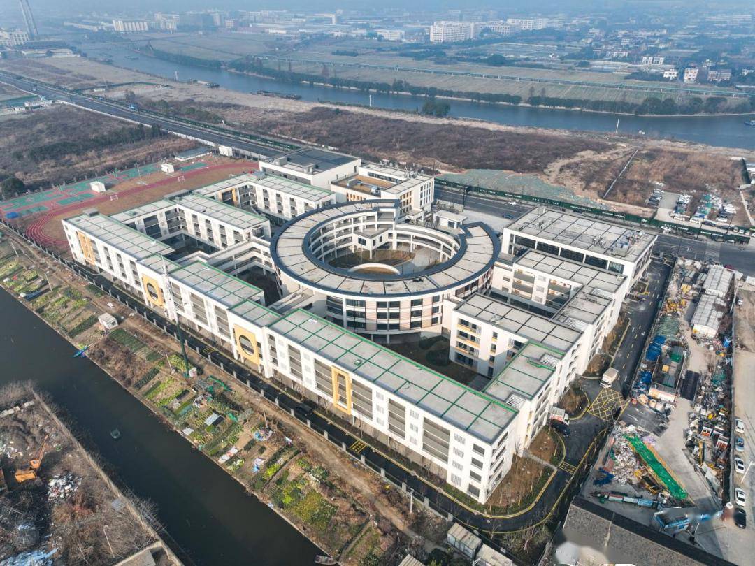 占地面积66亩,塘栖二中新校区位于张家墩路123号,实验室,多媒体教室