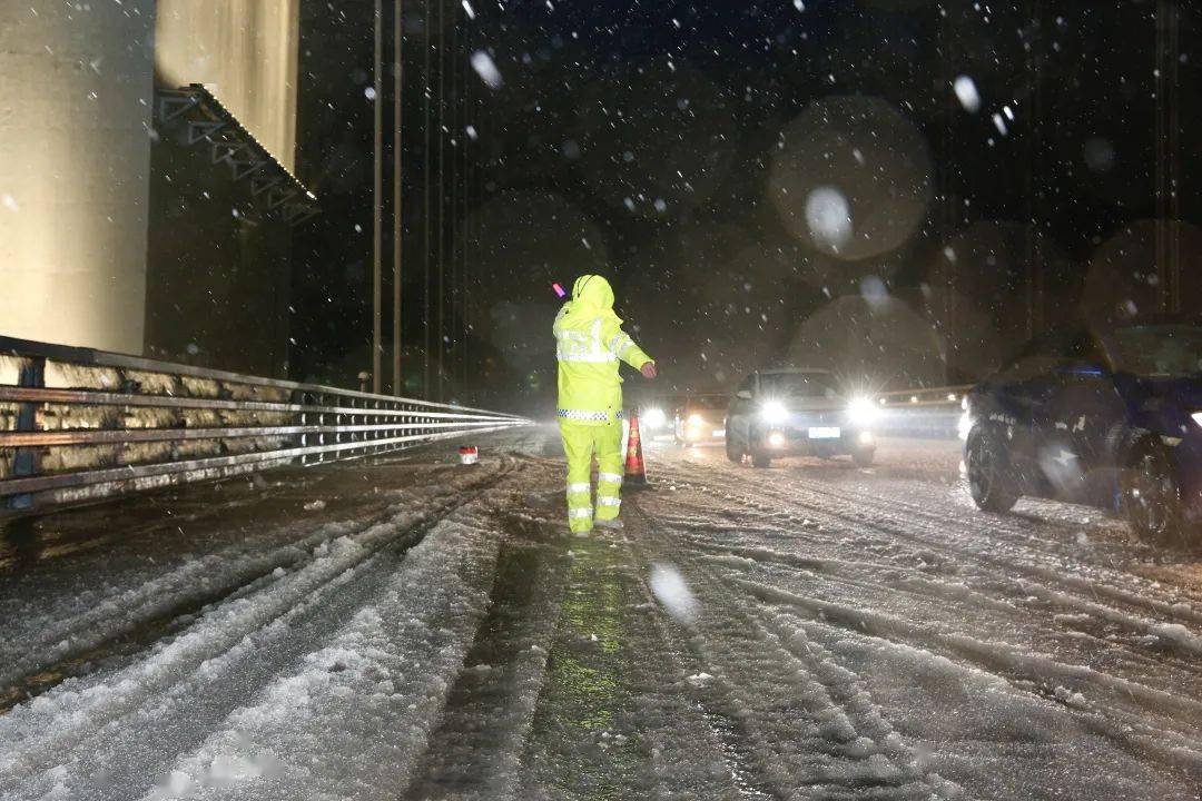 一線直擊:走近風雪中的湖南高速人_秦建明_沙漠_車輛