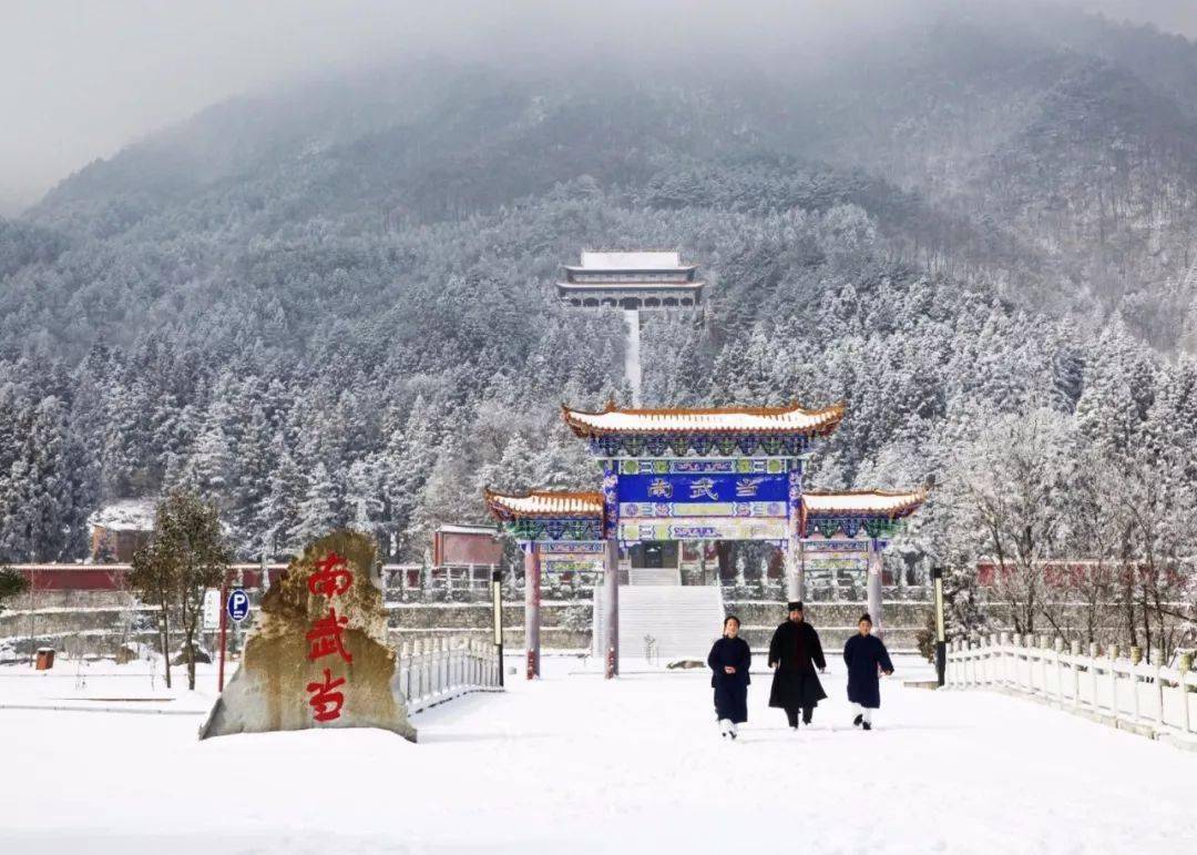 蕲春61仙人台罗田61天堂寨此刻走进天堂寨,山上有雾凇片片,山下有