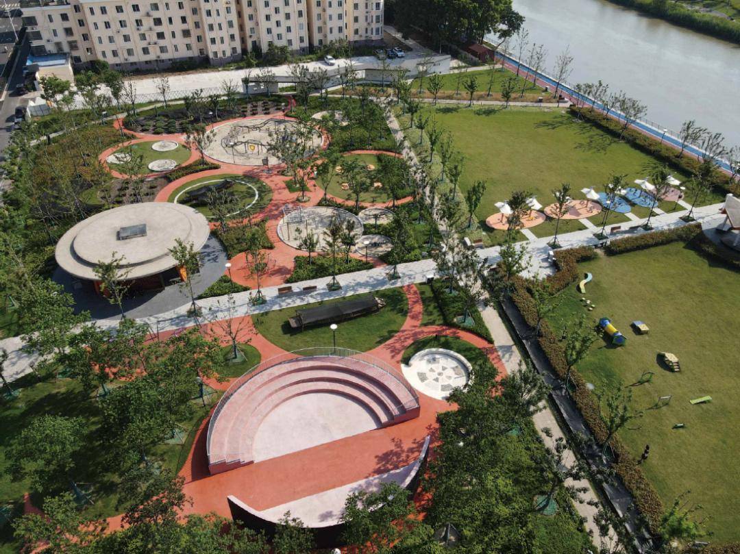 7月西岸开工,2020年7月建成开放;2020年5月东岸开工,2021年初建成开放