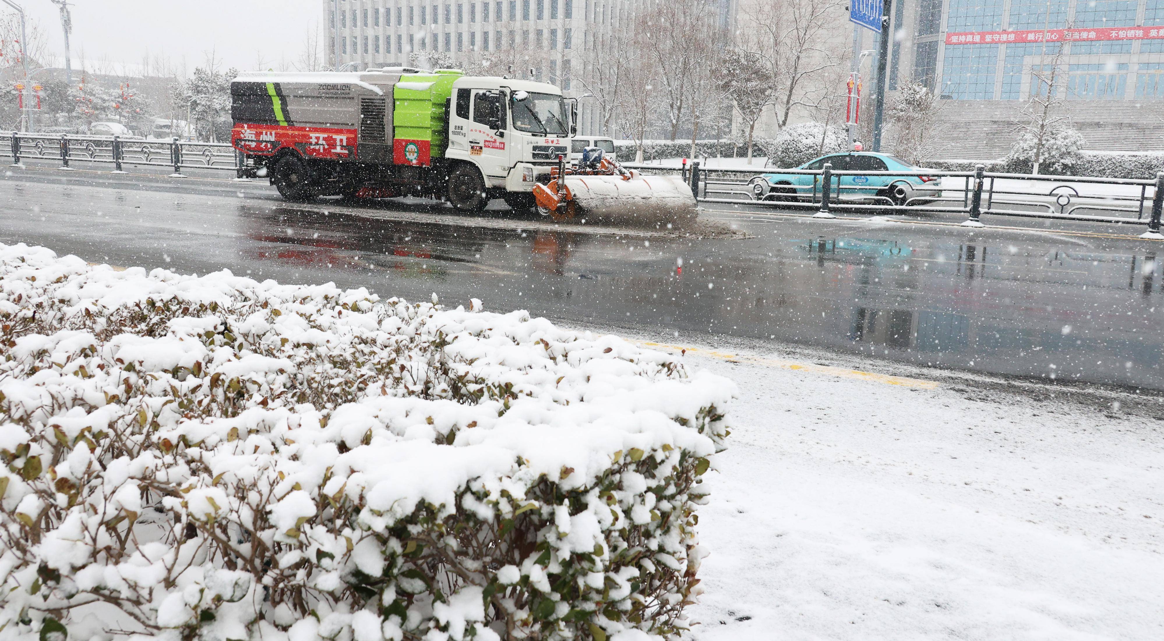 各地积极应对低温雨雪天气#_新华社_江苏_积雪