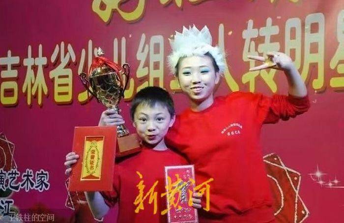 王铁柱从小在父亲的鼓励下学习二人转,勤奋好学的他很早便展现出过人