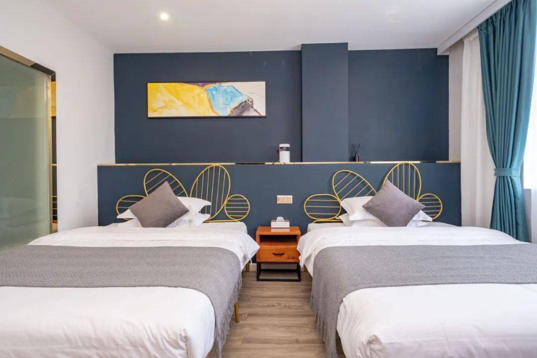 (入住特色民宿)乘坐空调旅游车,我们一路欢歌笑语前往美丽的西冲沙滩