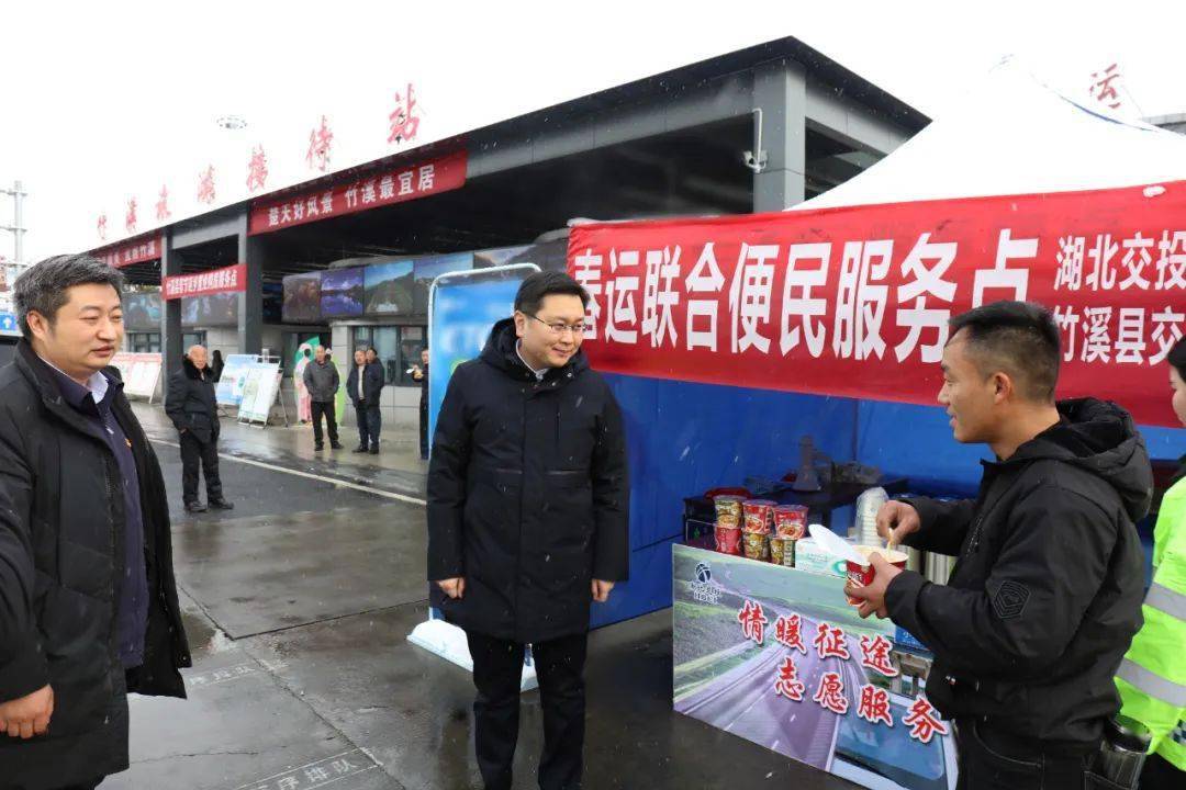 在城关镇鼓楼社区,水坪镇船形寨村,许庆一走进部分困难党员,困难群众