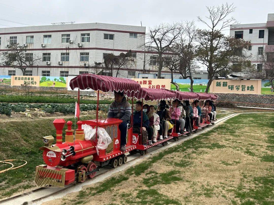 石狮市妇联组织家长带领孩子们前往石狮新苗研学营地,在新苗幼儿园