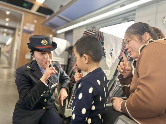 静音服务温暖旅客春运回家路_李晓雅_列车长_车厢