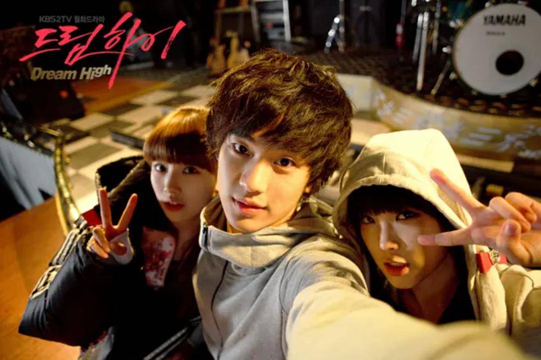 剧《dream high》热播,收视率极佳,而当年这部剧的的男主,是金秀贤,另
