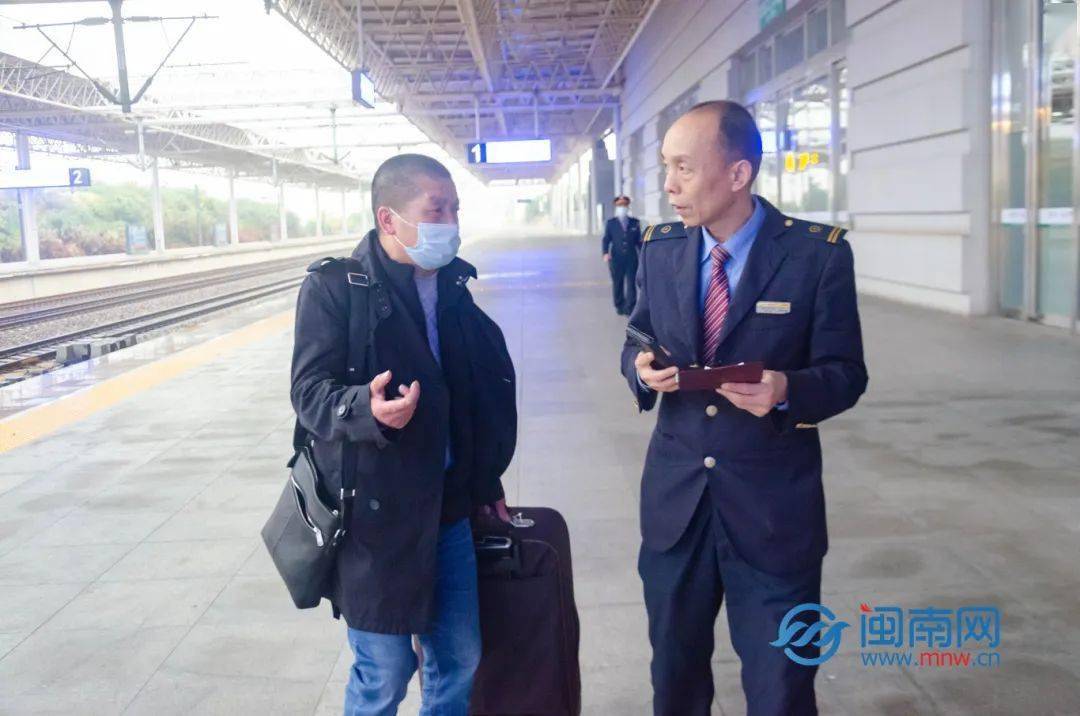 晉江動車站站長謝茂盛引導旅客乘車晉江動車站旅客準備上車04泉州