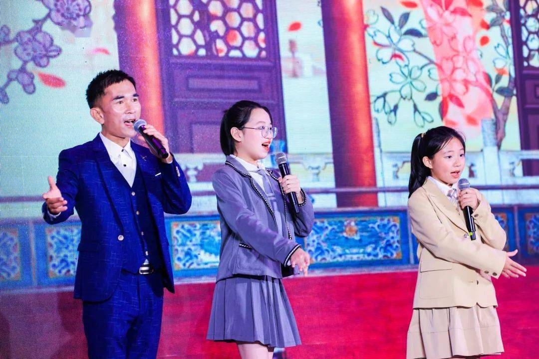 "符宏介绍,"我们专门为了本次村晚重新排练了这个节目,将海南琼剧和