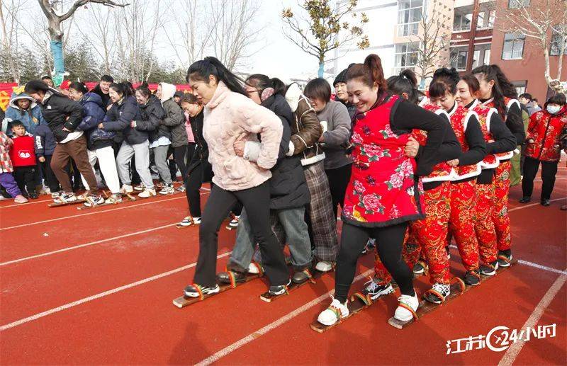 江苏24小时·滚动推送|南京:长近百米 骆山大龙表演迎