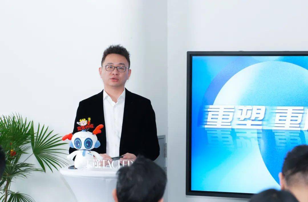 赵月松天强副总经理李涛分别对2023年优秀事件优秀项目,优秀个人进行
