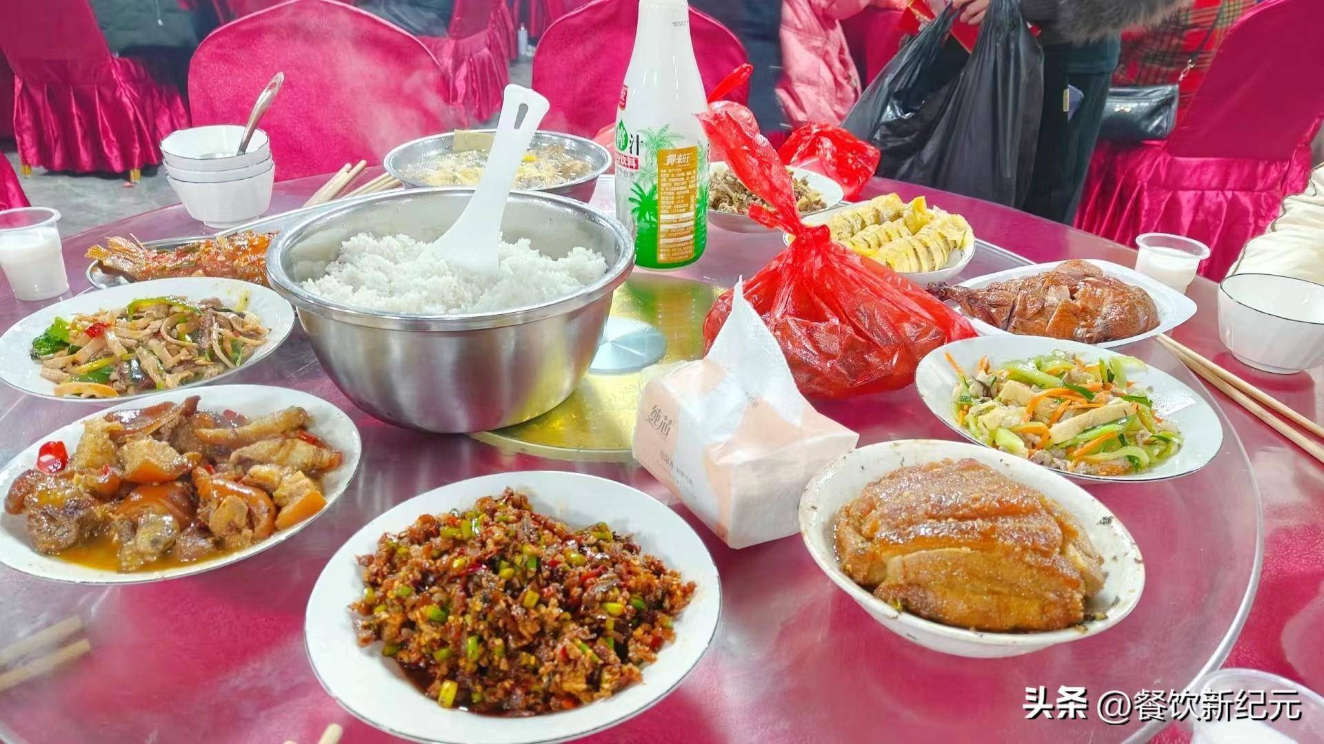 贵州小伙回家过年,3天吃了6场酒席,吐槽:如今听到吃席都烦了_周韶华