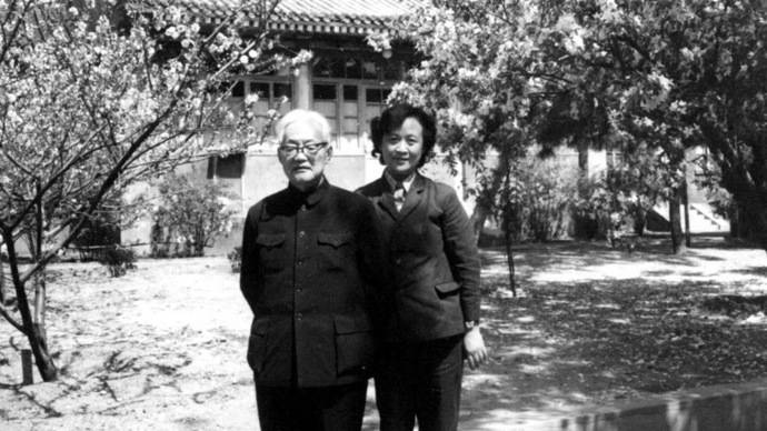 《人到中年》作者谌容去世,这部影响一代人的小说与