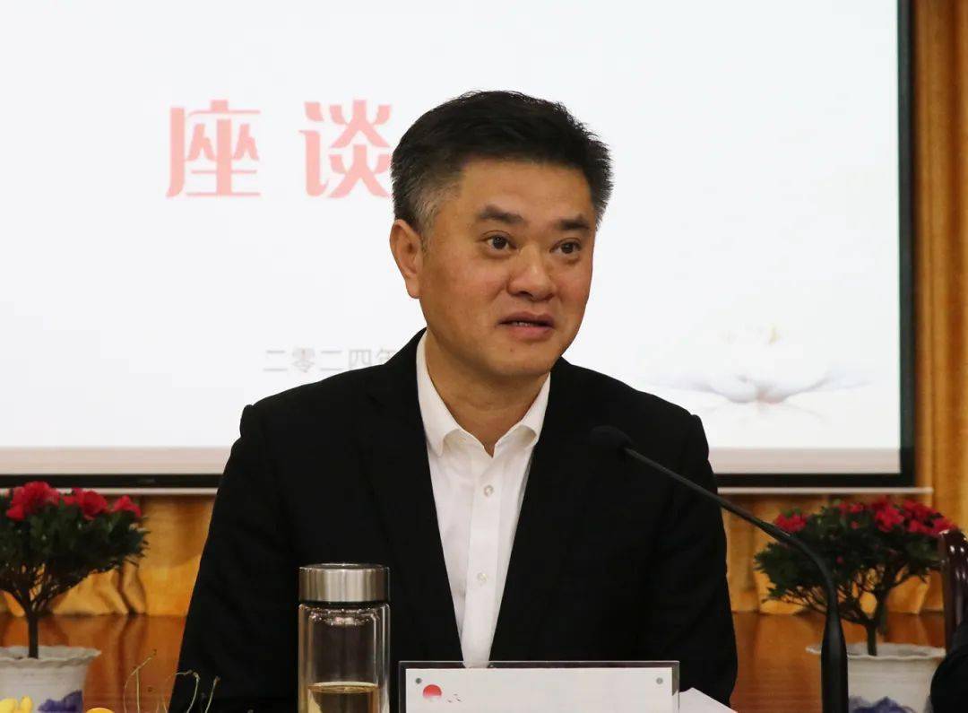 县委书记易刚向各商会企业家致以新春美好问候,对大家长期以来关心
