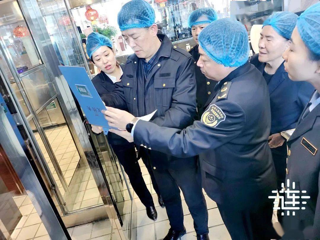 在沙河口区的星海渔港酒店厨房,市场监管人员看到凉菜,热菜间厨房用品