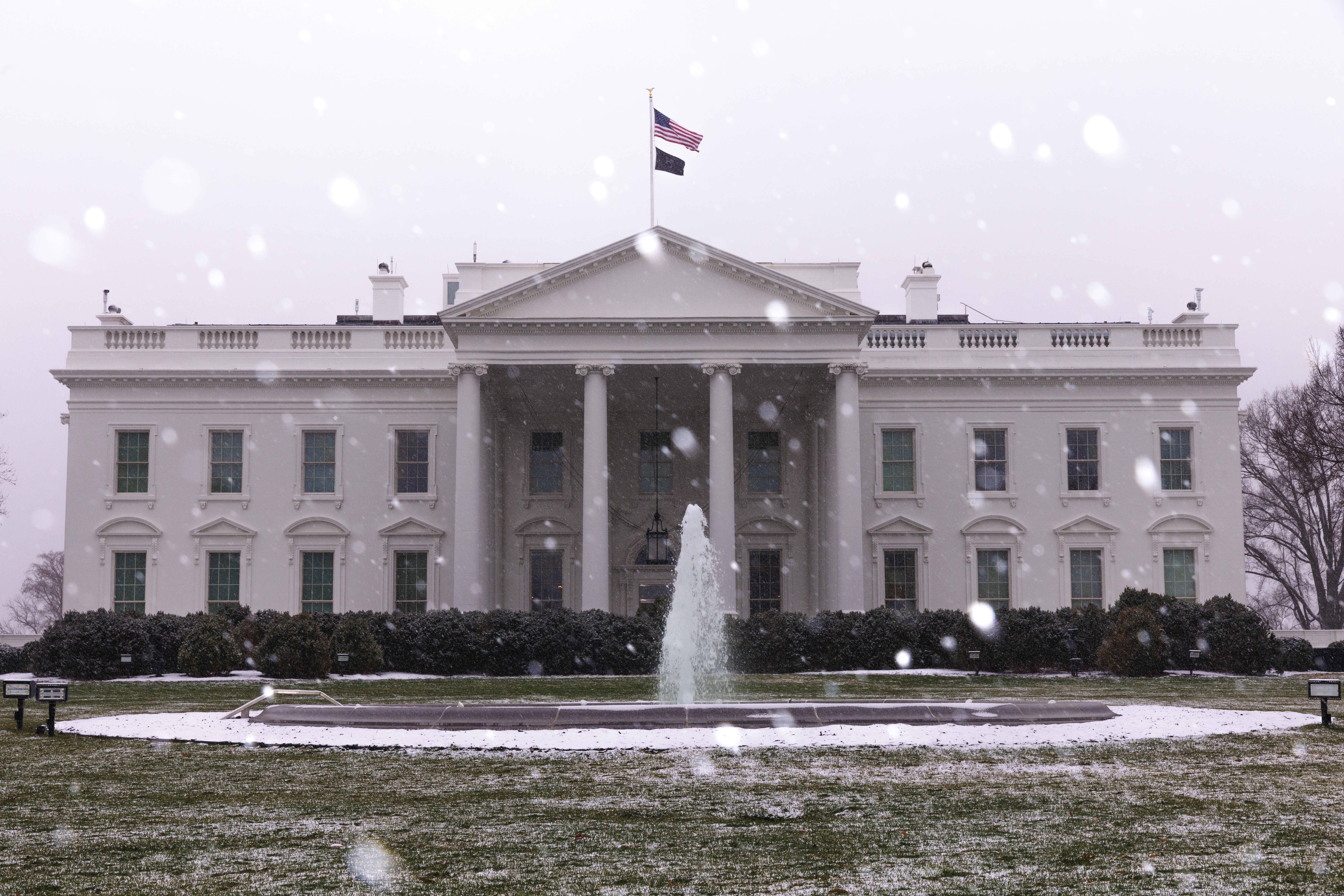 从女巫审判到"匿名者q"组织——美国阴谋论盛行的隐秘历史_信任_人们
