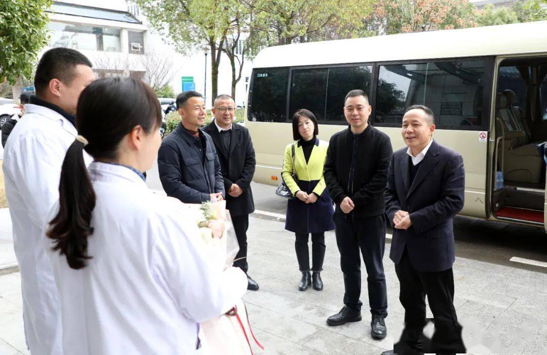 雷全勉走访慰问县人民医院一线医务人员雷全勉一行还看望了赖立新