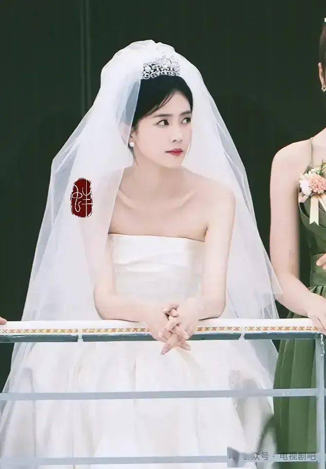 白鹿一袭婚纱大气温柔 倚靠拉杆展示精致锁骨_造型_照片_来源