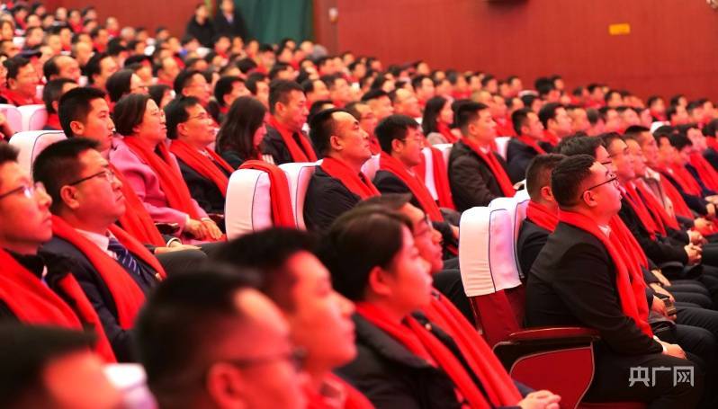 央广网发 静宁县融媒体中心供图)静宁县委书记何鹏峰作主旨发言时表示