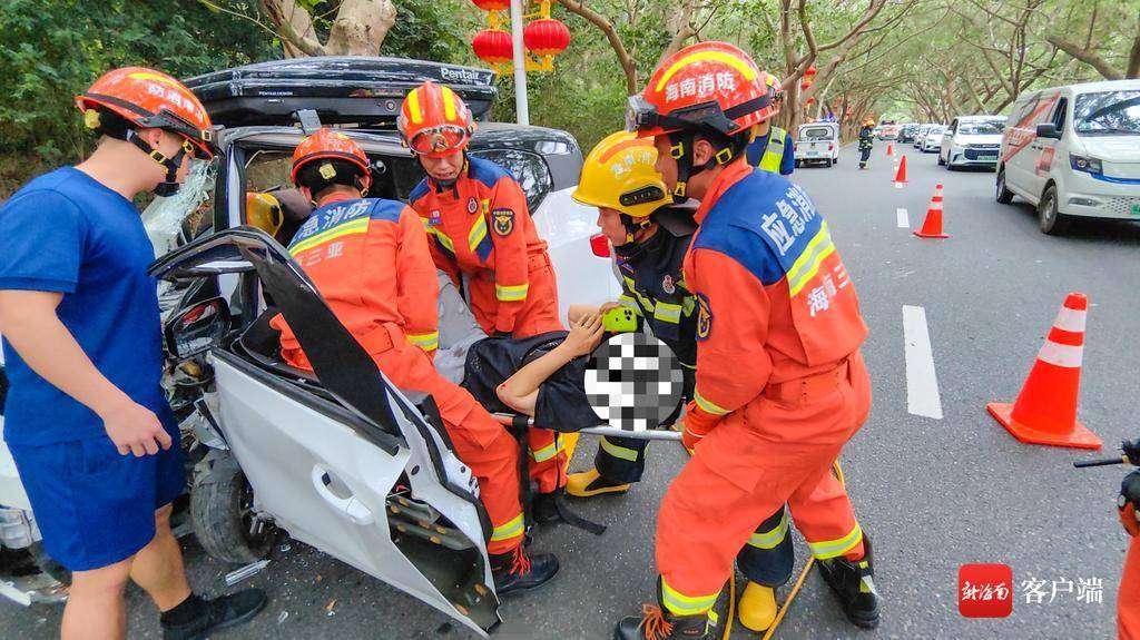 车祸现场女子被困驾驶室 三亚消防紧急救援