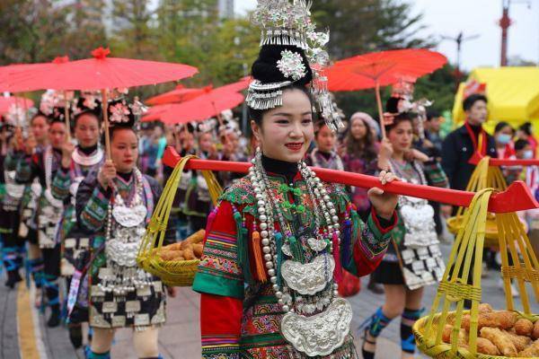 当日,贵州省黔东南苗族侗族自治州黎平县侗族非遗巡游在广东省佛山市