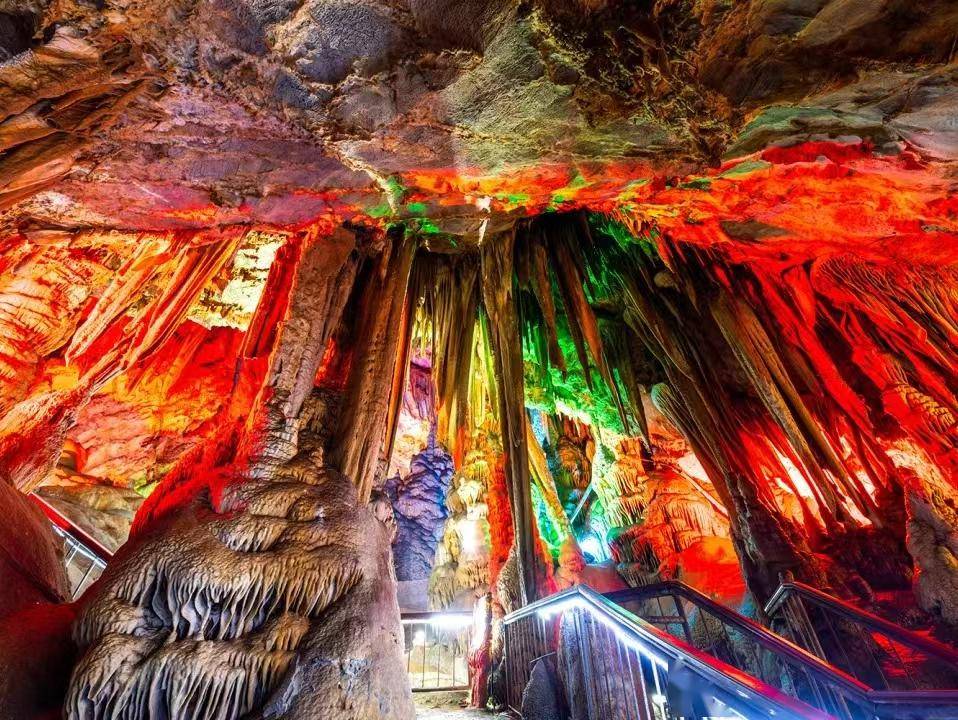 在周口店遗址,寻根溯源,"遇见祖先",探索人类文明;在石花洞,看石花