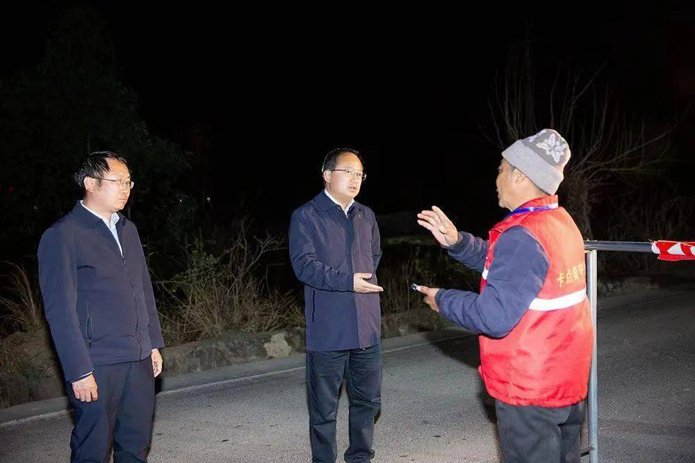 督查中,马辉来到各乡镇森林草原防灭火指挥所,值班调度室,防火卡点,集