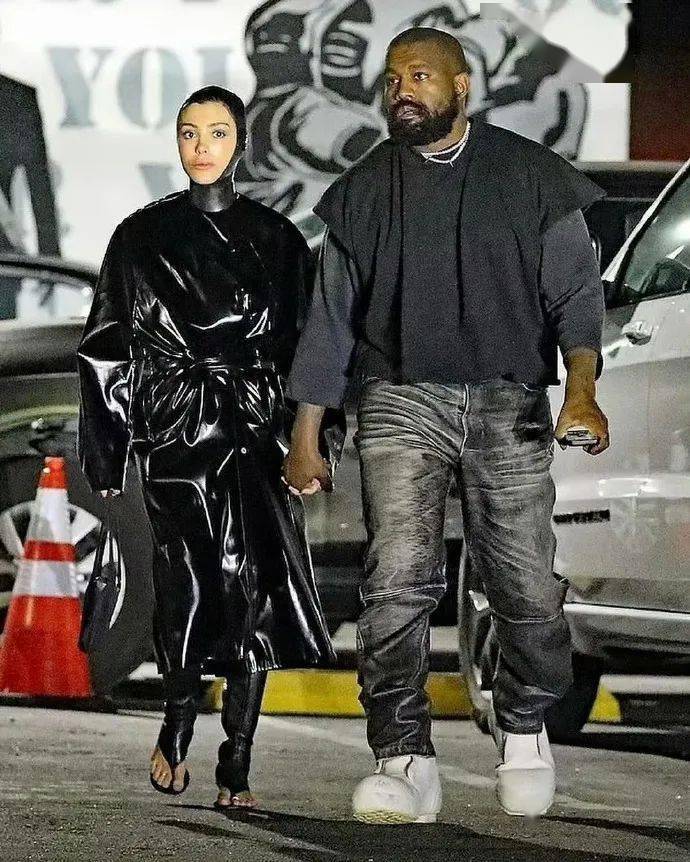 kanye和妻子光腚穿搭上街!计划要来金字塔和长城开演唱会?