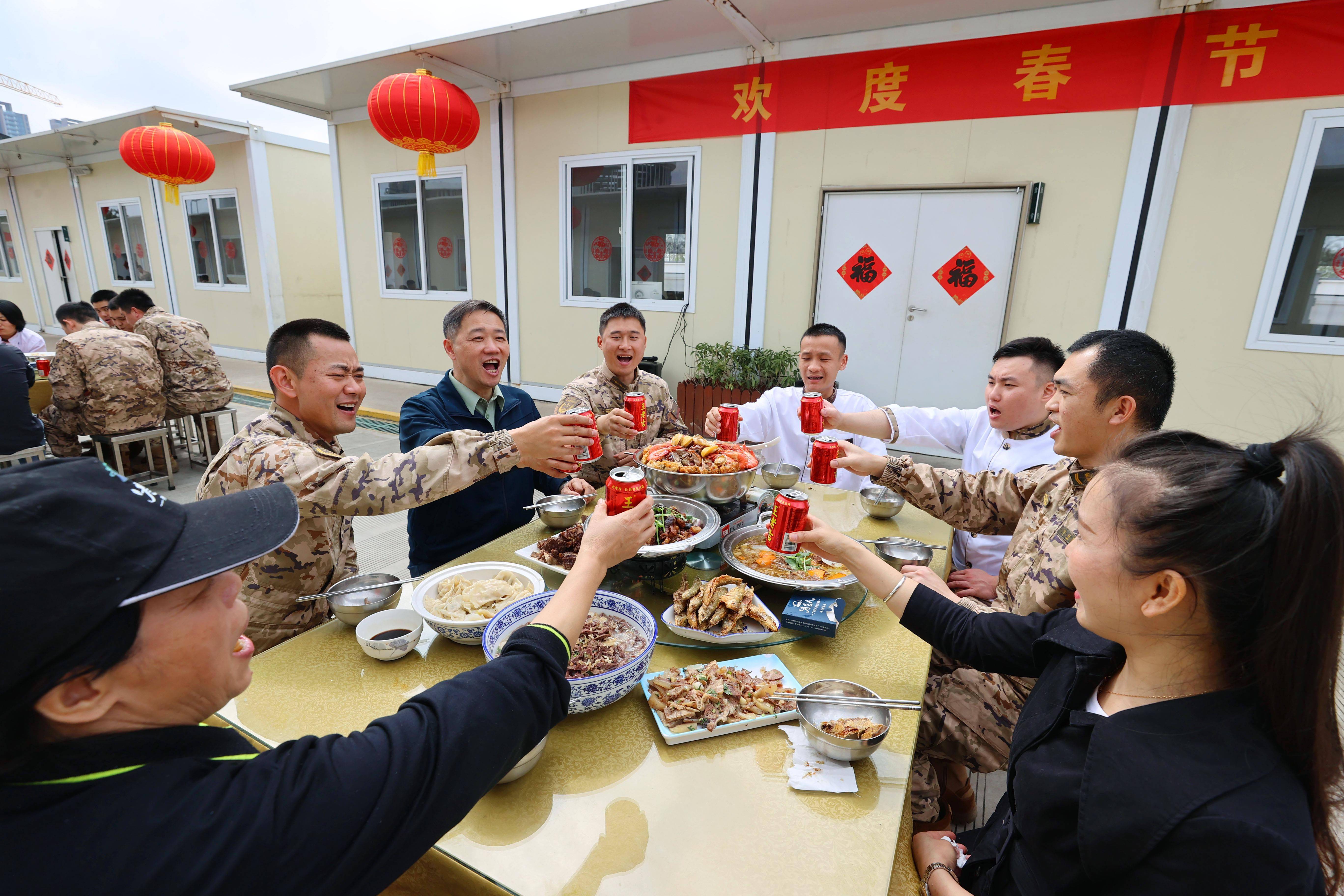 新春佳節之際,12名廚藝精湛的大廚走進駐守在粵港邊海防一線的武警