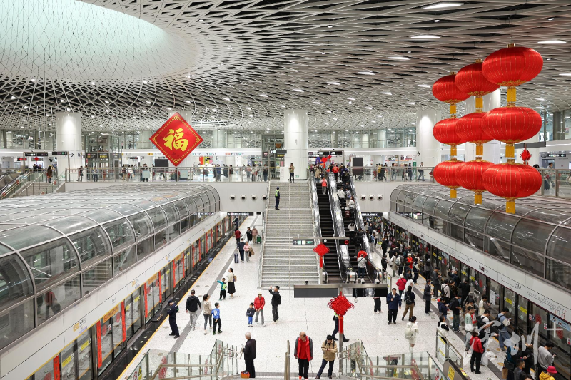 车厢出入口贴上了书法名家撰写的一副副春联,剪纸窗花将站台装饰一新