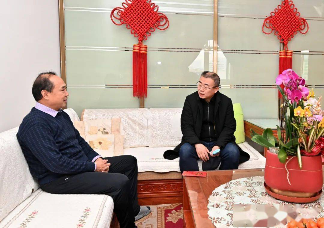 武小勤向退休老领导王正喜送上慰问信(王子维 摄)武小勤慰问退休老