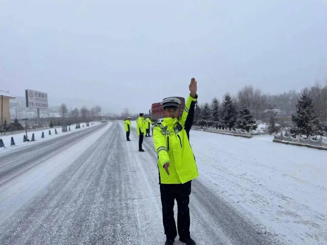 冬天下雪警察执勤图片图片