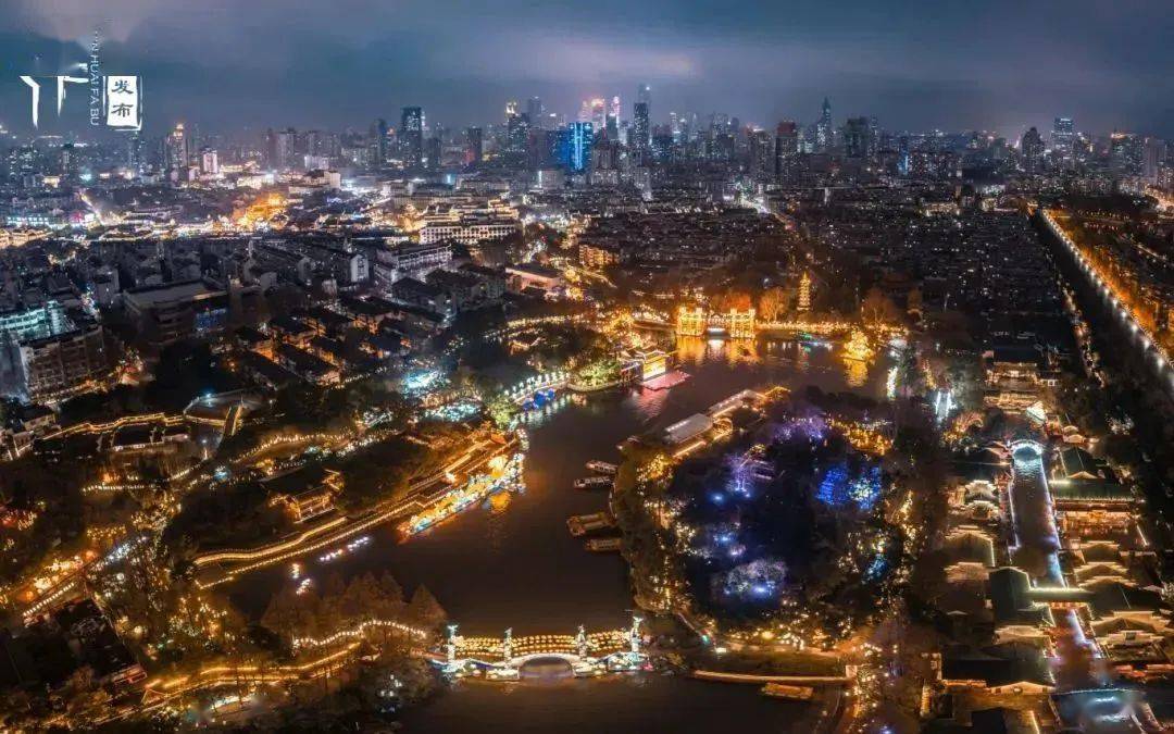 中国人的印象中是五光十色的,这份绚烂多彩大多来自于那一盏盏的花灯