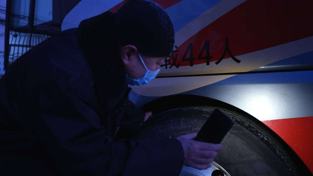 默默坚守 护航春运归家路_刘春山_检查_客车