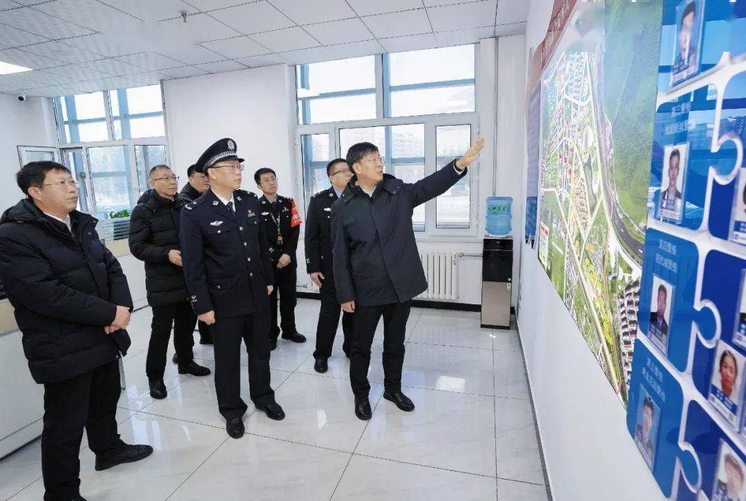 在市公安局交通指挥中心,隋洪波详细了解全市道路交通安全和智慧交通