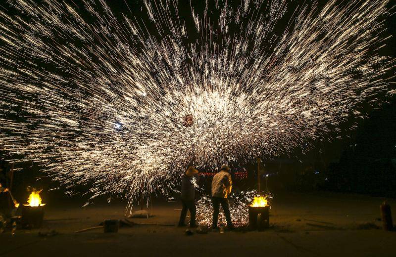 "冷烟花"并不冷在社交平台发布的视频中,钢丝棉和"仙女棒"似乎都是