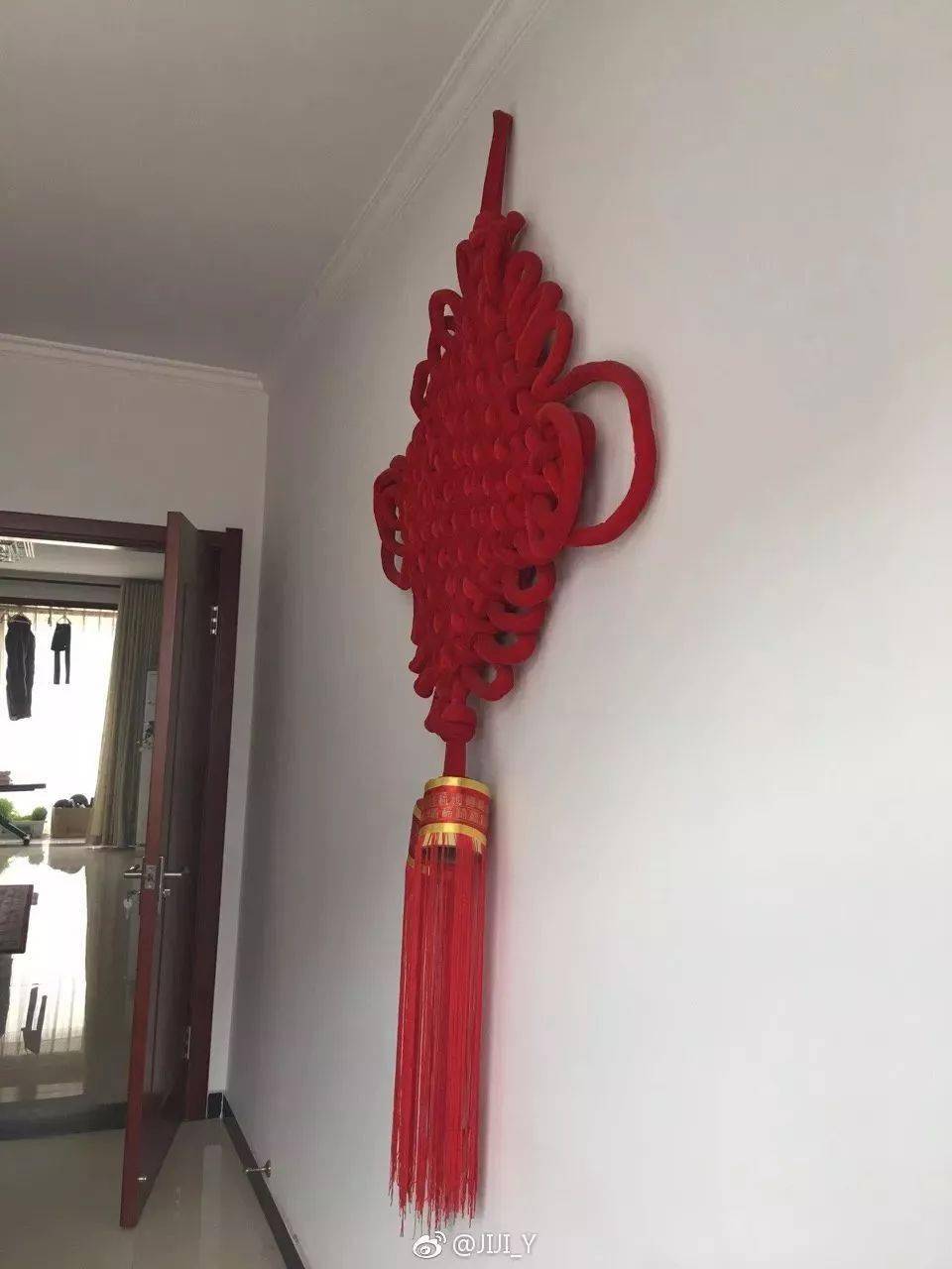 窗帘交相辉映气氛竟然有些暧昧…@_1987xy必不可少的装饰小灯笼你能