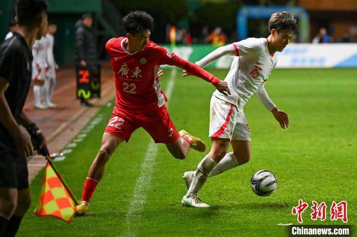 广东队点球战胜中国香港队夺得第42届省港杯冠军_陈骥