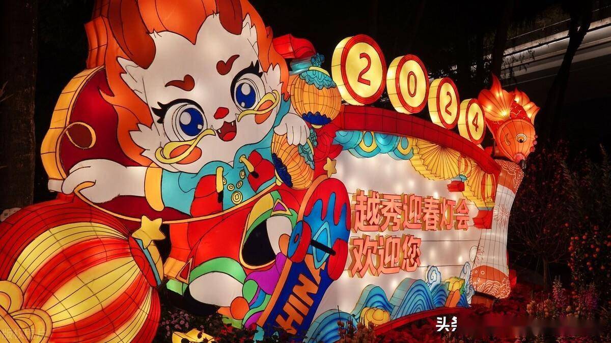 "龙"是灯会的主角.一条长达100米的彩灯巨龙盘踞在越