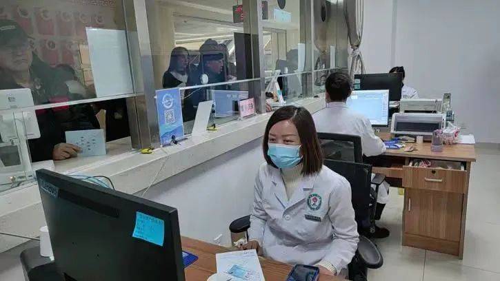 医院就诊遗失钱包 医务人员拾金不昧_市人民医院_杜芳_家属