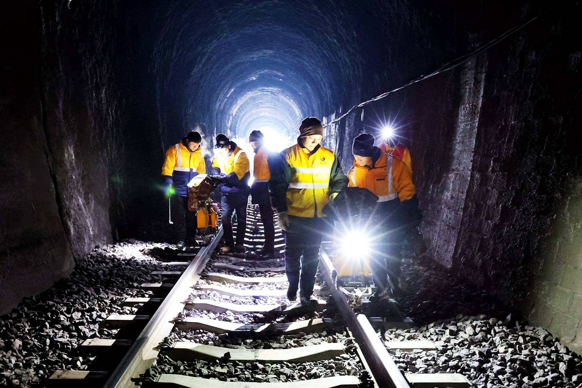 新春走基层|"钢轨医生"每天徒步八公里给铁轨做"b超"_探伤_检查_通化