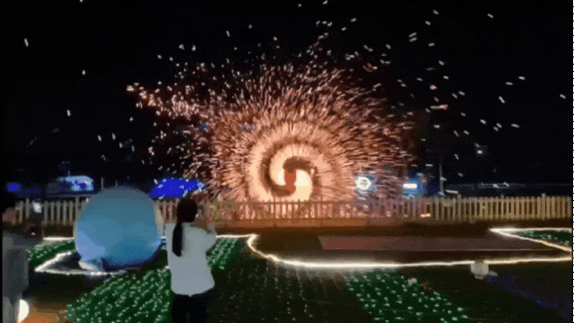 非遗风火轮表演现场金花飞舞,火光四射璀璨的铁花在空中降落如同千树