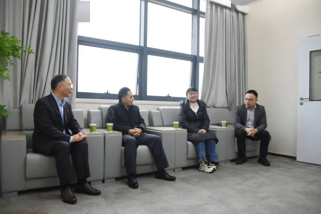 在2024年春节来临之际,泉州市卫健委党组成员,机关党委副书记邱龙带队