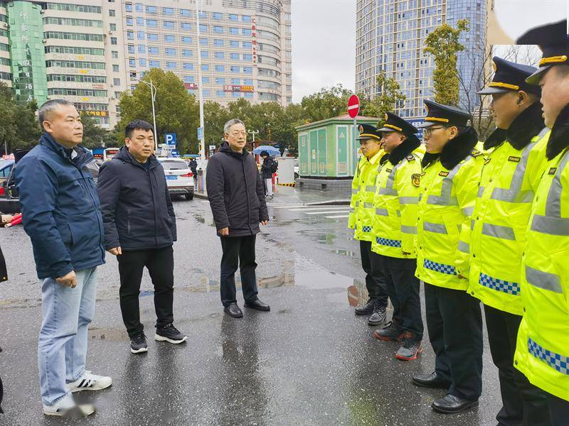 廖兴云仔细查看了执法人员装备配备情况,嘱咐执法人员要注意自身安全