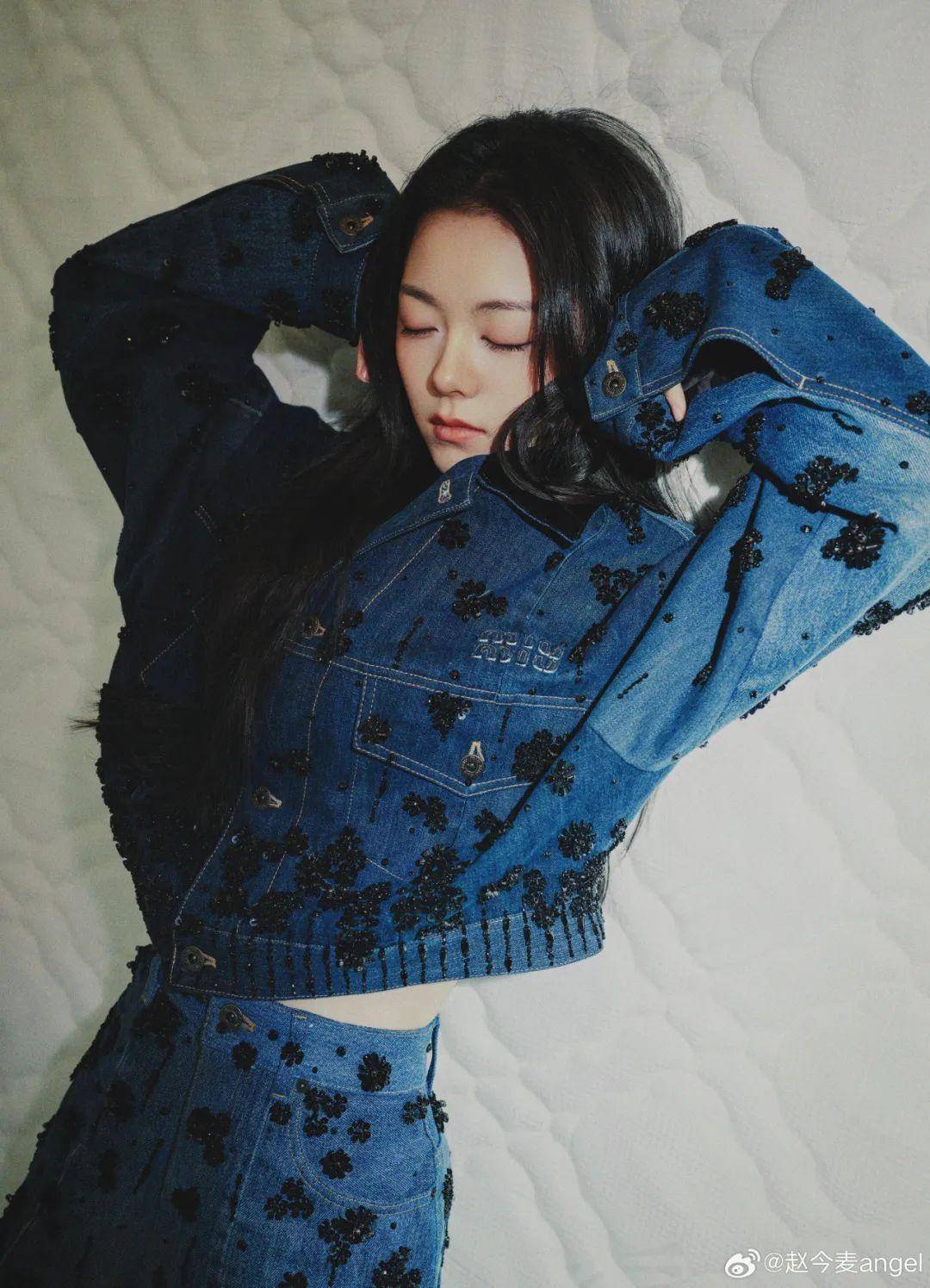 新年走亲戚,试试赵今麦的甜妹look~_羽绒服_牛仔_毛衣