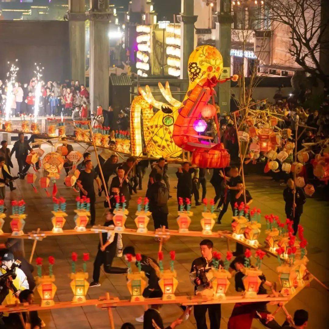 灯彩也寄托着人们对美好生活的祈盼作为吉瑞祥和的象