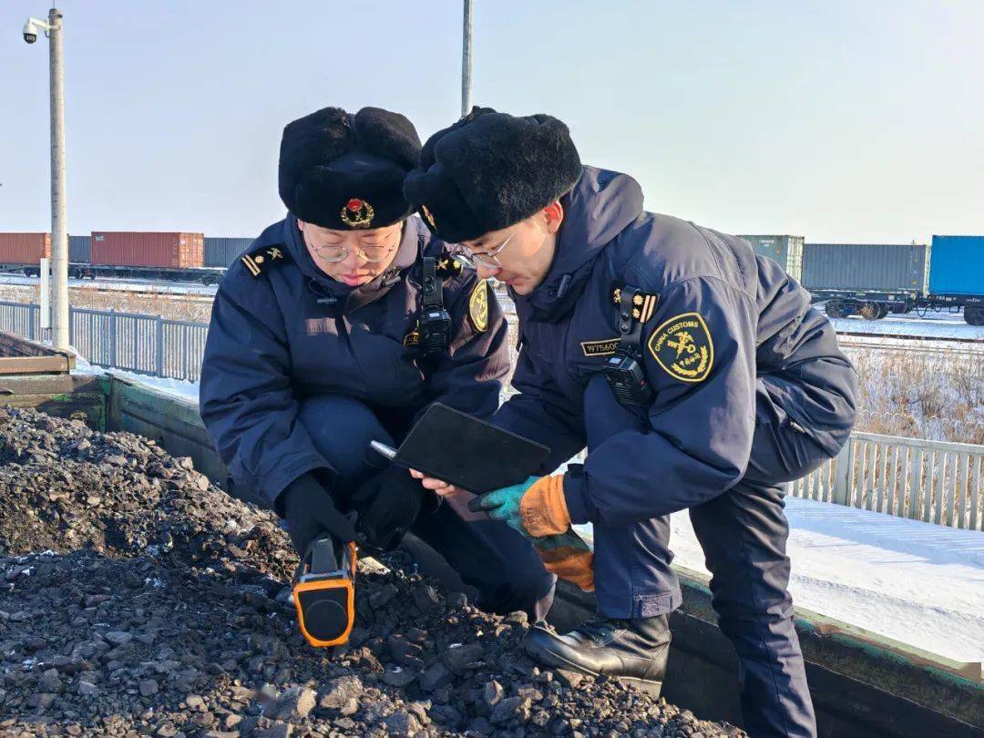 哈尔滨海关2月9日,长春龙嘉机场海关关员姜松宏,李佳霖在长春龙嘉机场